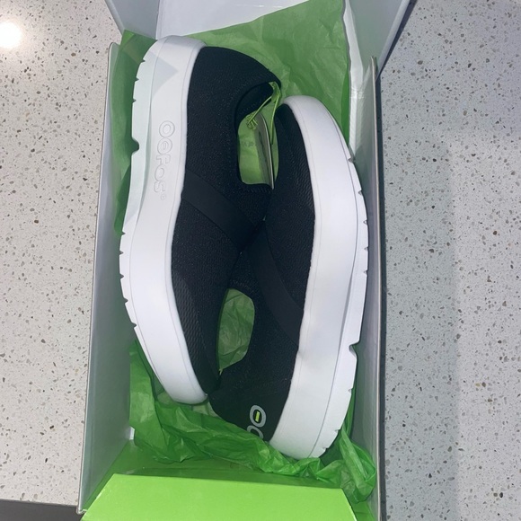 ๐ OOFOS Womenโs Black/White Mesh ๐ - Picture 7 of 15